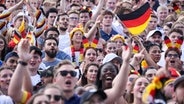 Hamburg: Tausende Fans fiebern während eines Public Viewings. © picture alliance/dpa Foto: Ulrich Perrey