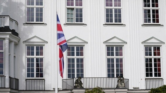 Der Union Jack, die Nationalflagge des Vereinigten Königreichs, hängt auf Halbmast vor dem britischen Konsulat an der Außenalster. Die britische Königin Elizabeth II. ist gestern (08.09.2022) im Alter von 96 Jahren gestorben. © picture alliance/dpa | Marcus Brandt Foto: Marcus Brandt