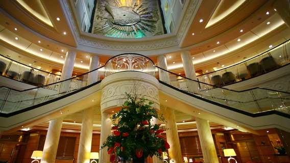 Die Grand Lobby auf der "Queen Mary 2". © NDR Foto: Christine Raczka