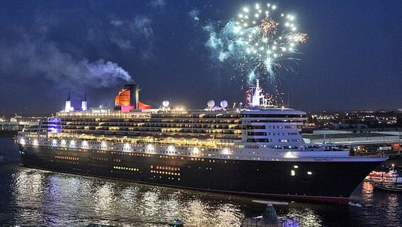 Feuerwerk im nächtlichen Himmel über der "Queen Mary 2" im Hamburger Hafen. © dpa Foto: Bodo Marks
