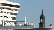 Die "Queen Mary 2" fährt am Hamburger Michel vorbei. © dpa 