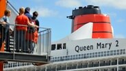 Schaulustige betrachten in der Hafecncity in Hamburg das Kreuzfahrtschiff "Queen Mary 2". © dpa Foto: Angelika Warmuth