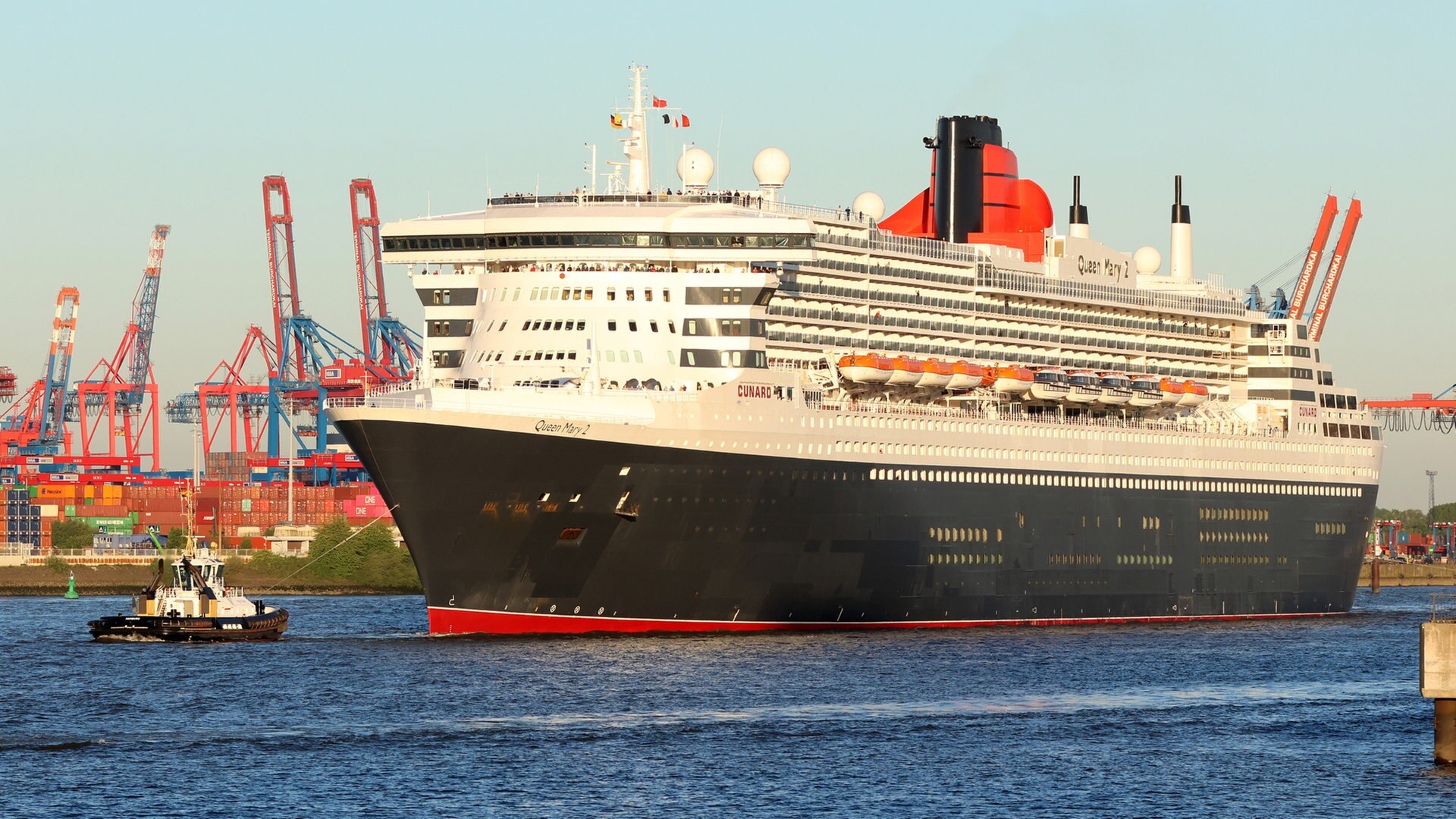 „Queen Mary 2“ für Stippvisite im Hamburger Hafen