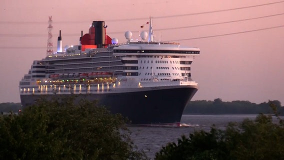 Die "Queen Mary 2" fährt in den frühen morgen Stunden Richtung Hamburg. © TV Elbnews 