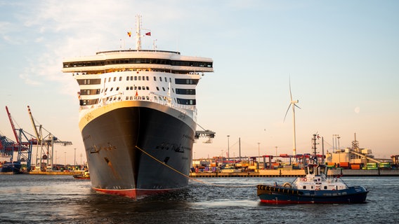 Das Kreuzfahrtschiff "Queen Mary 2" läuft am Morgen in den Hafen ein. © dpa 