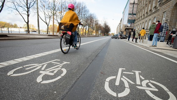 Eine Radfahrerin ist in Hamburg auf dem neuen Fahrradweg des Ballindamms unterwegs. © picture alliance / dpa Foto: Christian Charisius
