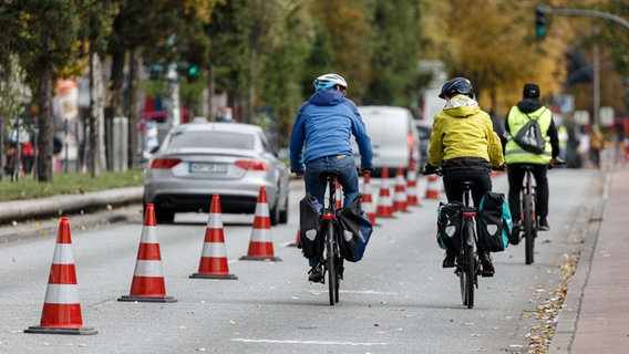 Radfahrer fahren während einer Pop-up Radwegaktion auf einer für sie reservierten Spur der Reeperbahn. © dpa Foto: Markus Scholz
