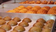 Türkische Süßigkeiten auf einem Blech. © NDR Foto: Nina Rodenberg