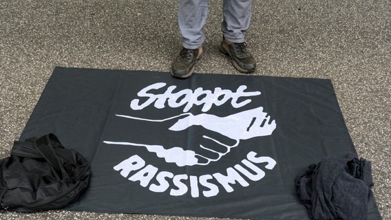 Demonstration vom Bündnis 'Unteilbar' mit einer Menschenkette gegen Rassismus vom Rathaus bis zum Hauptbahnhof. Hamburg, 14.06.2020 © picture alliance / Geisler-Fotopress | Matthias Wehnert/Geisler-Fotopress Foto: Matthias Wehnert