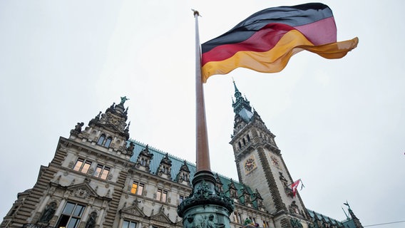 Die deutsche Flagge vor dem Hamburger Rathaus weht auf halbmast. © picture alliance / dpa Foto: Christian Charisius