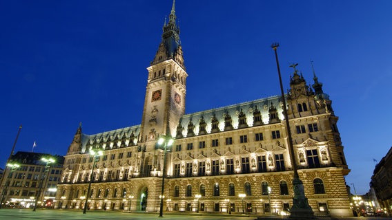 Das Hamburger Rathaus am Abend. © picture alliance/imageBROKER Foto: Christian Ohde