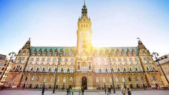 Das Hamburger Rathaus bei Sonnenschein. © picture alliance / Bildagentur-online/Ohde Foto: Bildagentur-online/Ohde