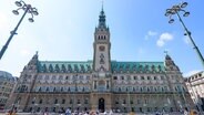 Das Hamburger Rathaus vor strahlend blauem Himmel bei Sonnenschein. © picture alliance / dpa Foto: Jonas Walzberg