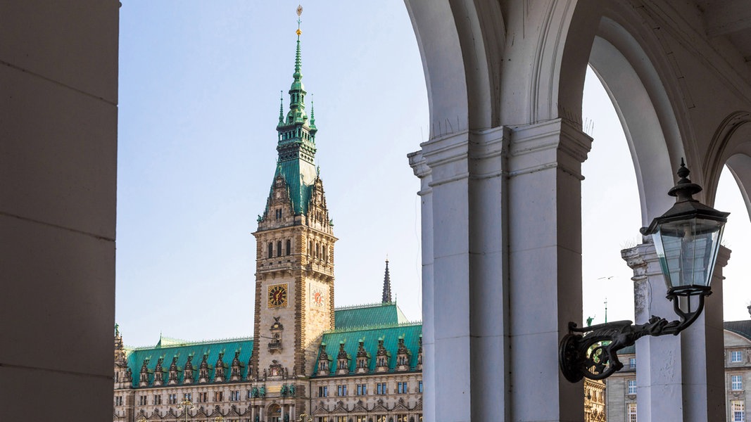 Blick auf das Hamburger Rathaus von den Alsterarkaden aus fotografiert.