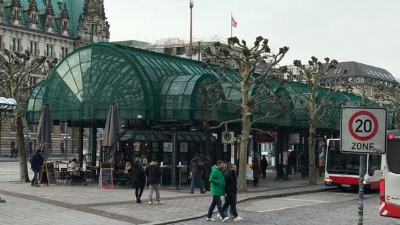 Ein Pavillon auf dem Hamburger Rathausmarkt. © NDR Foto: Florian Wöhrle