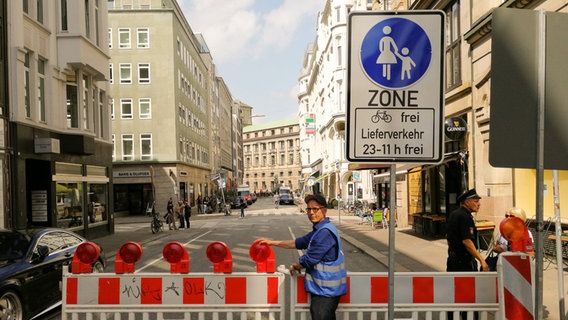 Verkehrsschilder im Hamburger Rathausviertel zeigen an, dass Autos dort nicht mehr fahren dürfen. © NDR Foto: Karsten Sekund