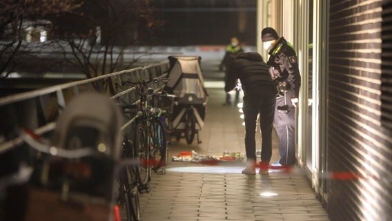 Die Polizei stellt am Tatort Beweise sicher. © Screenshot / NonstopNews Foto: NonstopNews