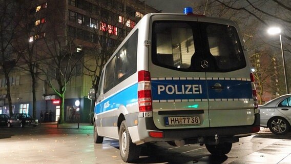 Ein Polizeiauto steht vor einem Mietkomplex in Hamburg-Steilshoop. © picture-alliance/dpa Foto: Magdalena Tröndle