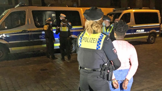 Polizisten bei einer Razzia in einer Hamburger Shisha-Bar. © NDR Foto: Ingmar Schmidt