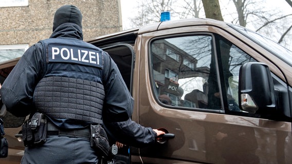 Einsatzkräfte der Hamburger Polizei bei einer Durchsuchung (Symbolfoto). © picture alliance/dpa Foto: Daniel Bockwoldt