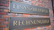 Schilder zeigen die Schriftzüge "Finanzbehörde" und "Rechnungshof" am Gebäude des Rechnungshofes und der Finanzbehörde der Freien und Hansestadt Hamburg. © picture alliance / dpa Foto: Daniel Reinhardt