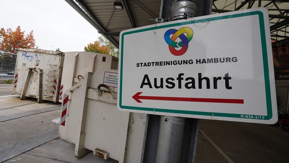 Ein Schild weist den Weg zur Ausfahrt auf dem Recyclinghof. © picture alliance/dpa | Marcus Brandt Foto: Marcus Brandt