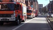 Mehrere Rettungs- und Feuerwehrwagen stehen auf einer Straße. © NonstopNews 