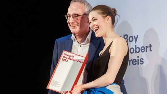 Die Schauspielerin Pauline Rénevier erhält den Boy-Gobert-Preis. © dpa Foto: Markus Scholz