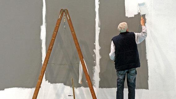 Ein älterer Mann streicht eine Wand weiß an © picture alliance/dpa/dpa-Zentralbild | Jan Woitas Foto: Jan Woitas