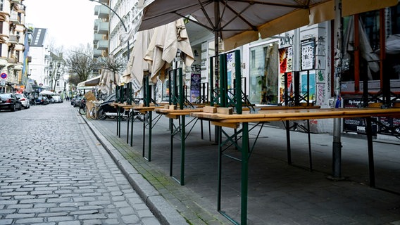 Biertische sind vor den Cafés im Hamburger Schanzenviertel gestapelt. © dpa Foto: Axel Heimken