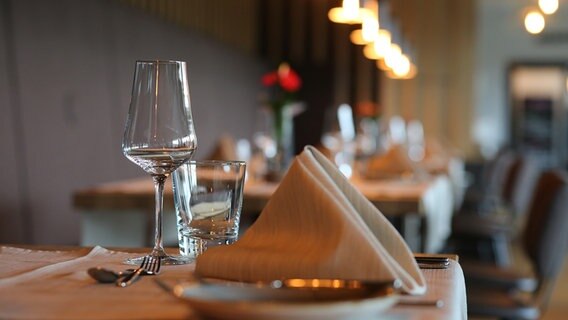Ein gedeckter Tisch in einem Restaurant. © picture alliance/dpa/dpa-Zentralbild Foto: Matthias Bein