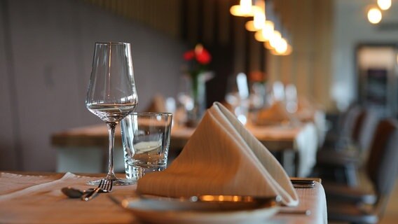 Ein gedeckter Tisch in einem Restaurant. © picture alliance/dpa/dpa-Zentralbild Foto: Matthias Bein