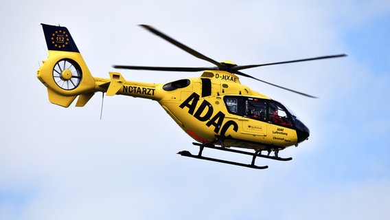 Der Rettungshubschrauber "Christoph Hansa" bei einem Einsatz. © picture alliance / CHROMORANGE Foto: Christian Ohde