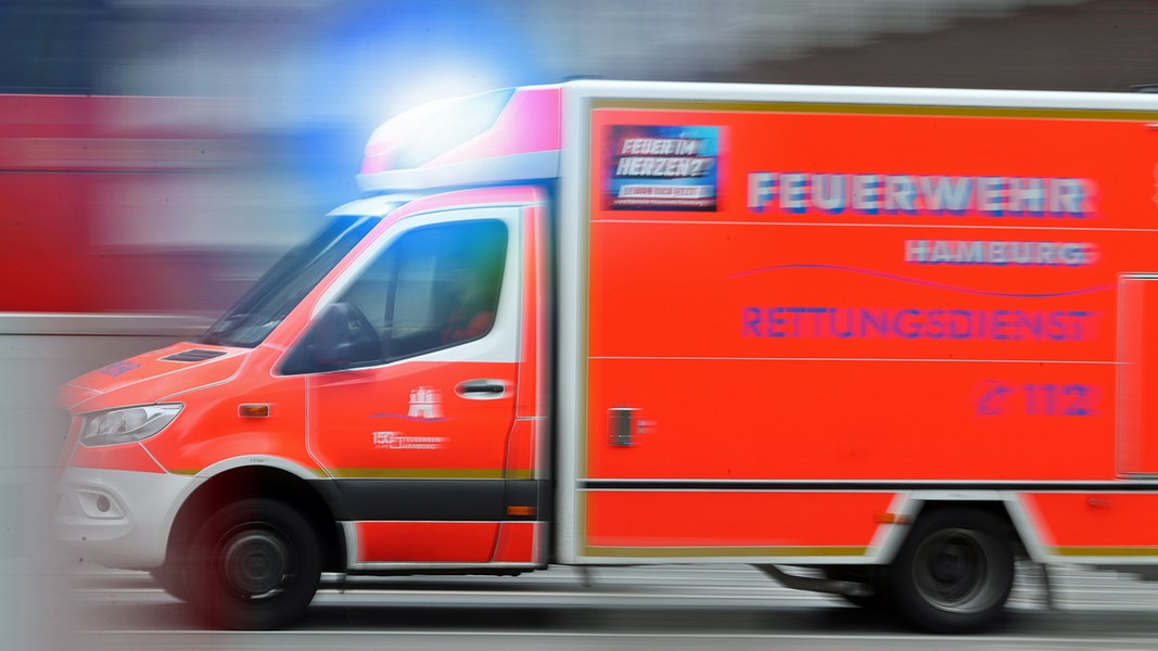 Ein Krankenwagen fährt mit Blaulicht zu einem Einsatz in Hamburg.