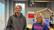 Richard Golz im NDR 90,3 Studio mit Moderatorin Nicole Steins. © NDR 