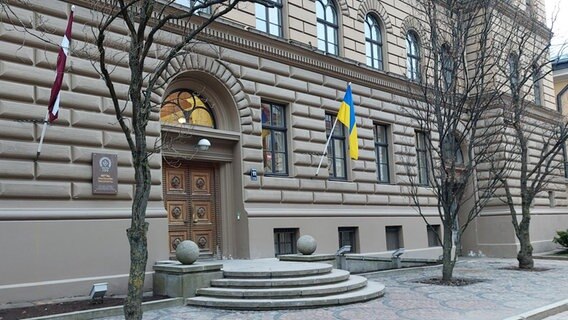 An vielen Gebäuden in Riga weht neben der lettischen auch die ukrainische Flagge. © NDR Foto: Dietrich Lehmann