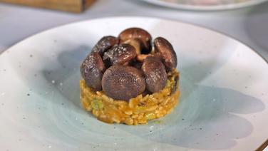 Veganes Risotto mit Shiitake-Pilzen garniert serviert. © NDR Foto: Dave Hensel