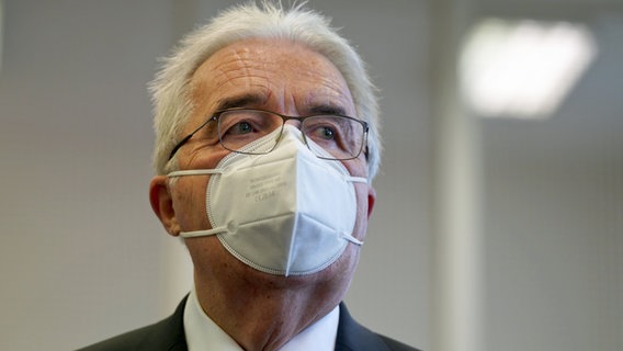 Der frühere Leiter des Bezirksamts Hamburg-Nord, Harald Rösler, steht im Gerichtssaal des Landgerichts. © picture alliance / dpa Foto: Marcus Brandt