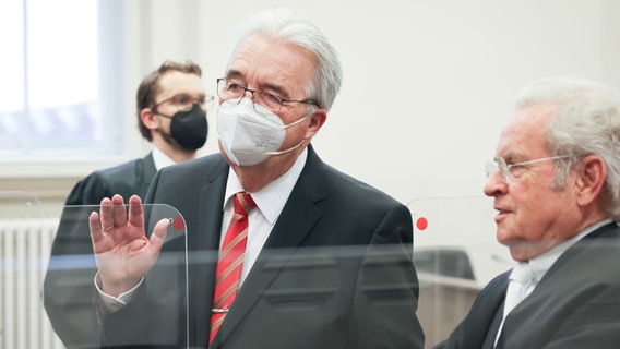 Harald Rösler, früherer Leiter des Bezirksamts Hamburg-Nord, und sein Anwalt im Strafjustizgebäude. © picture alliance / dpa Foto: Christian Charisius