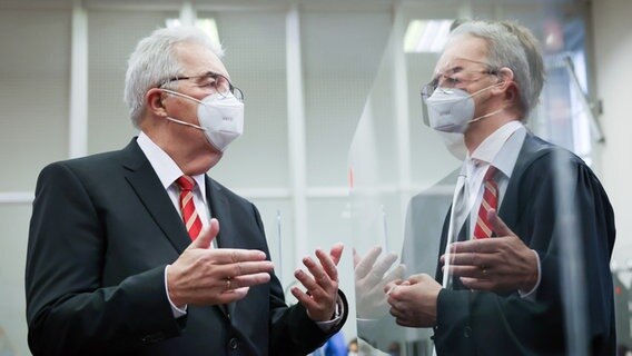 Harald Rösler (l.), früherer Leiter des Bezirksamts Hamburg-Nord, spricht mit seinem Anwalt. © picture alliance / dpa Foto: Christian Charisius