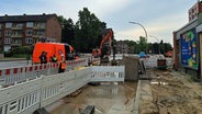 Nach einem Rohrbruch steht Wasser auf der Fuhlsbüttler Straße. © NDR Foto: Petra Volquardsen