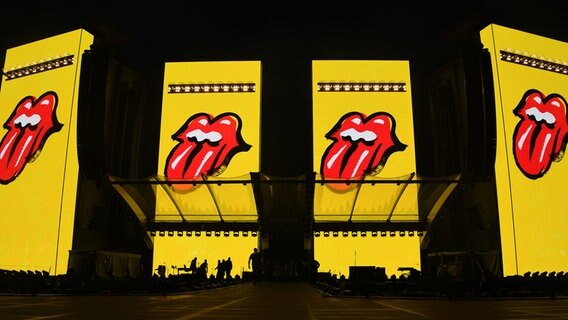 Die Bühne beim Start der Rolling Stones-Europatour "Stones - No Filter" im Stadtpark in Hamburg wird beleuchtet. © picture alliance / Carsten Rehder Foto: Carsten Rehder
