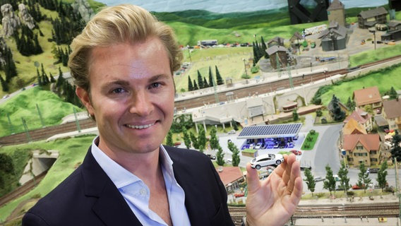 Nico Rosberg, ehemaliger Formel-1-Weltmeister, hält ein kleines Modellauto bei der Eröffnung eines Modellladeparks für Elektroautos im Hamburger Miniatur Wunderland.  © picture Alliance / dpa Foto: Christian Charisius