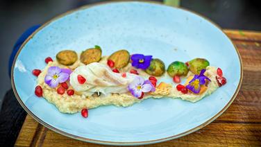 Winter cod served on a plate with cauliflower puree and Brussels sprouts.  © NDR Photo: Dave Hänsel