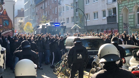 Anhänger von Hansa Rostock werden in der Nähe des Hamburger Millerntorstadions von der Polizei aufgehalten. © NDR Foto: Ingmar Schmidt