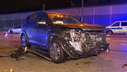 Nach einem Unfall in Hamburg ist ein PKW schwer beschädigt. © TVNewsKontor Foto: Screenshot