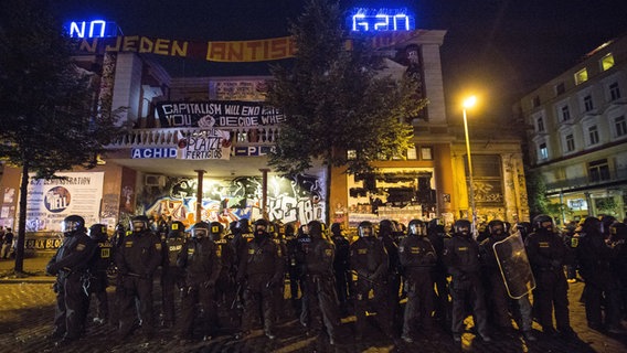 Polizeikräfte stehen während der G20-Ausschreitungen vor der Roten Flora in Hamburg. © picture alliance Foto: Omer Messinger