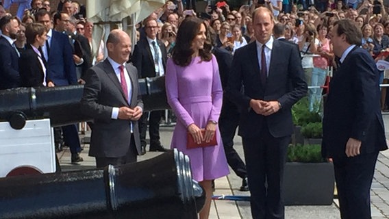 Prinz William und Herzogin Kate werden in Hamburg von Bürgermeister Olaf Scholz empfangen.  Foto: Reinhard Postelt