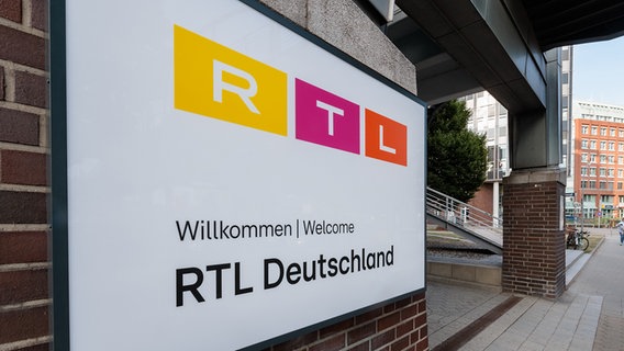 Am Gruner + Jahr-Verlagshaus am Baumwall hängt das Logo von RTL Deutschland. © picture alliance/dpa Foto: Markus Scholz