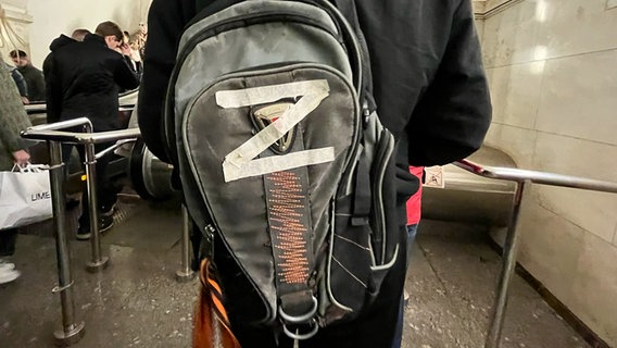 Der Buchstabe "Z" auf dem Rucksack eines Moskauer U-Bahn-Passagiers. © picture alliance/dpa / 